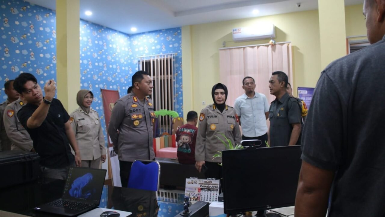 Karorena Polda Kalbar Lakukan Asistensi Dan Evaluasi Pelayanan Publik Di Polres Singkawang