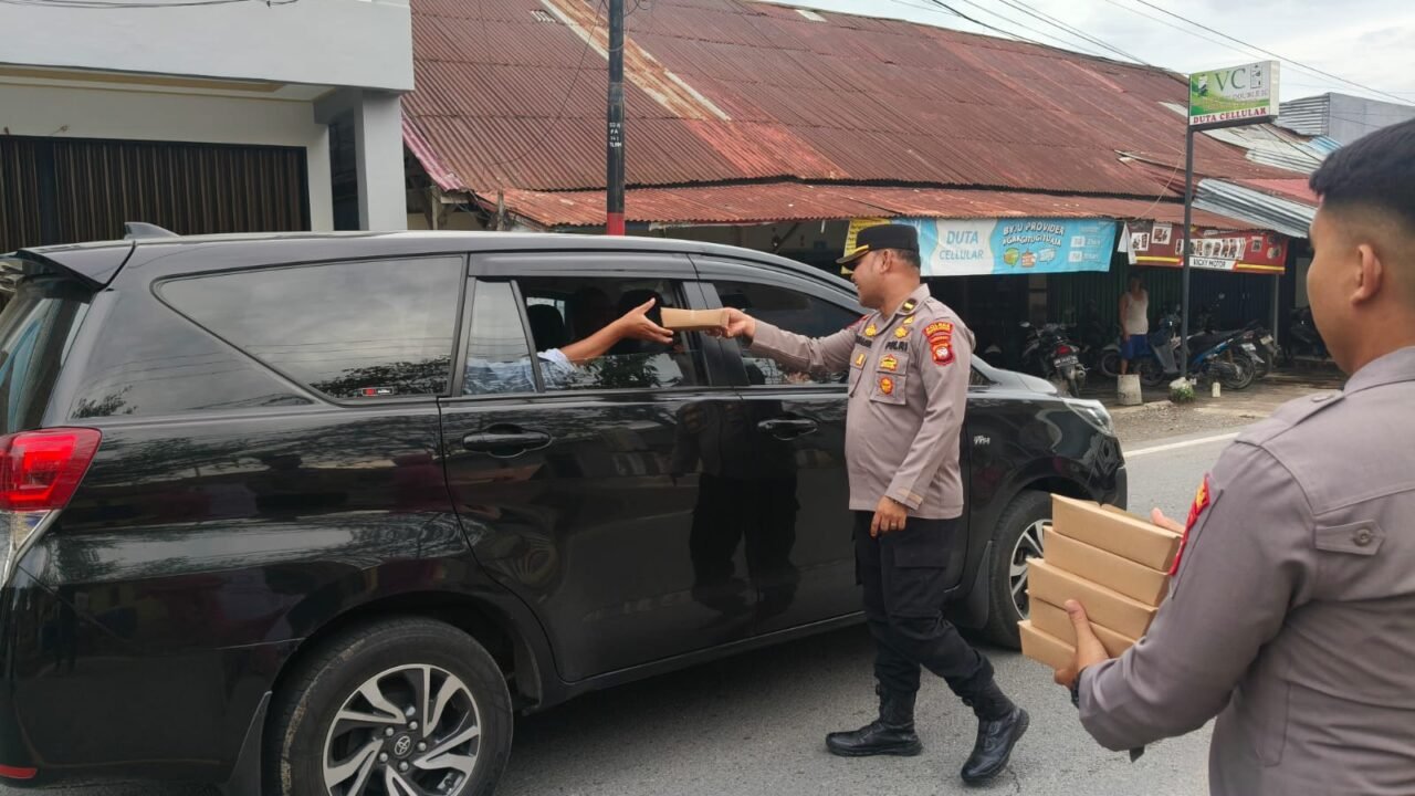 Pembagian Takjil Di Bulan Suci Ramadhan Dilaksanakan Oleh  Polsek Sungai Raya Bengkayang Berjalan Dengan Baik